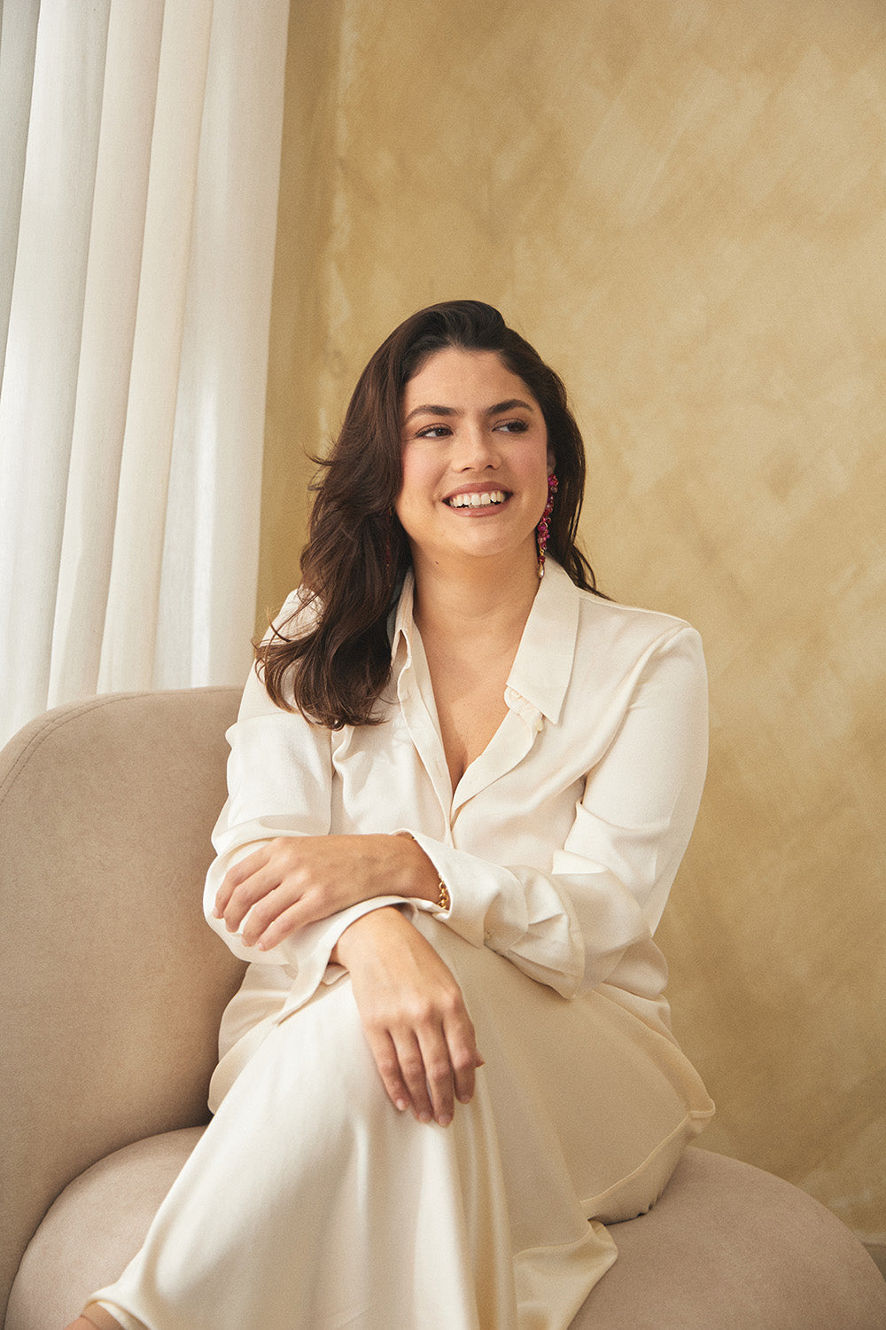 Samantha Pinto sonríe a la cámara.